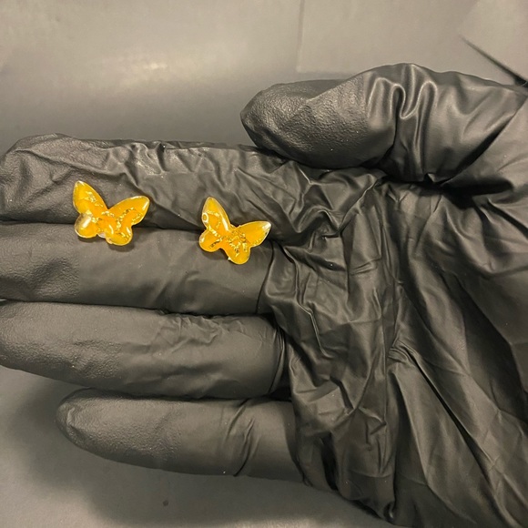 Butterfly stud earrings with resin and gold colored stripes - Picture 3 of 3